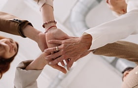 Врач ведет пациентку на протяжении всей реабилитации